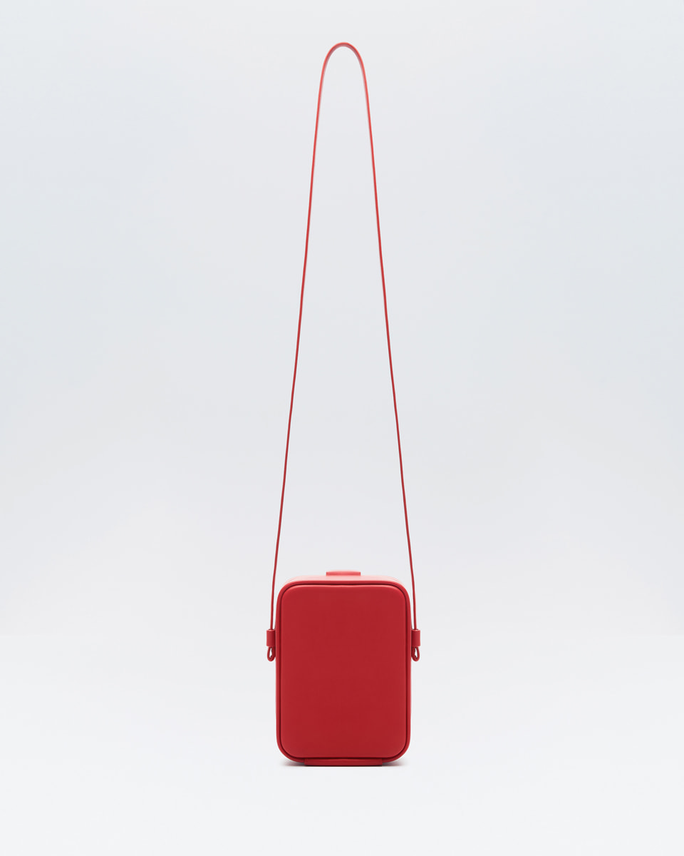 

Красная сумка-куб мобильный от FETICHE